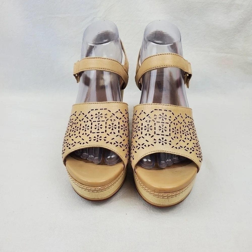 Clarks Collection cream/ tan leather wedge sandals size 8.5 M